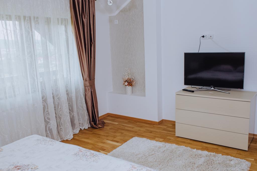 Pensiunea Andrei Maracineni Buitenkant foto